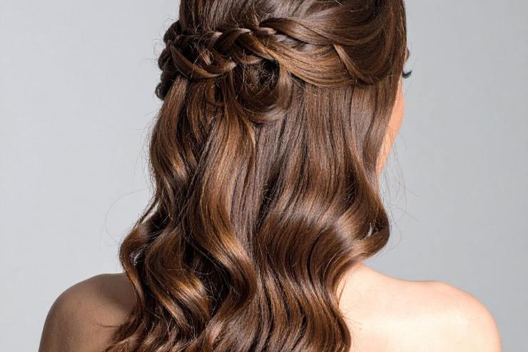 ragazza di spalle con capelli acconciati 