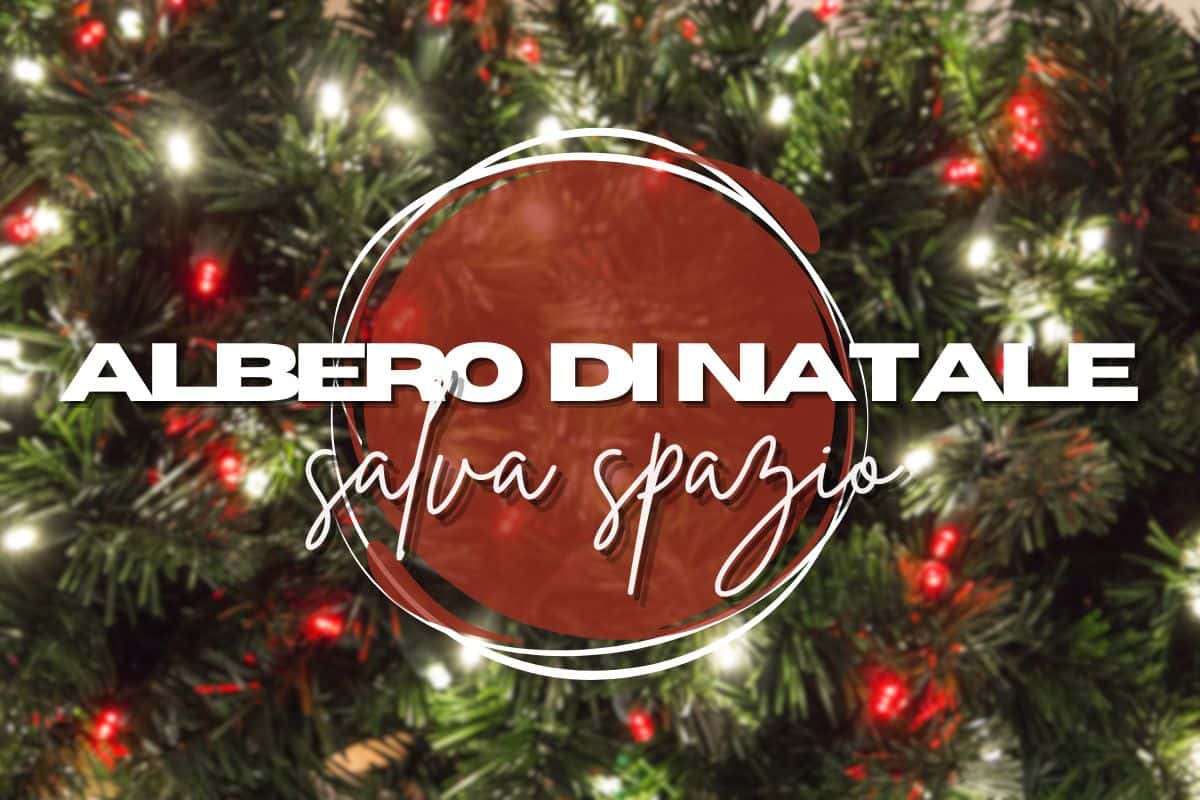 primo piano rami albero di natale con lucine