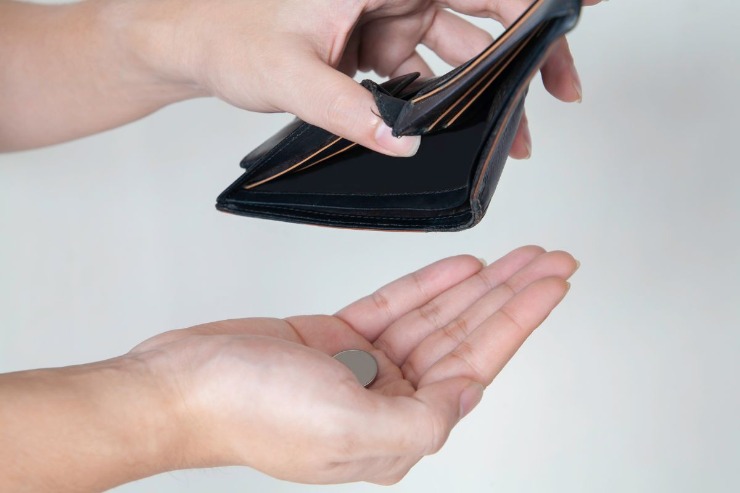 portafoglio in mano