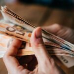 soldi in mano a una persona