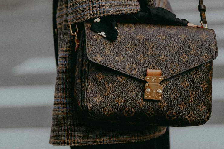 ragazza con borsa Louis Vuitton
