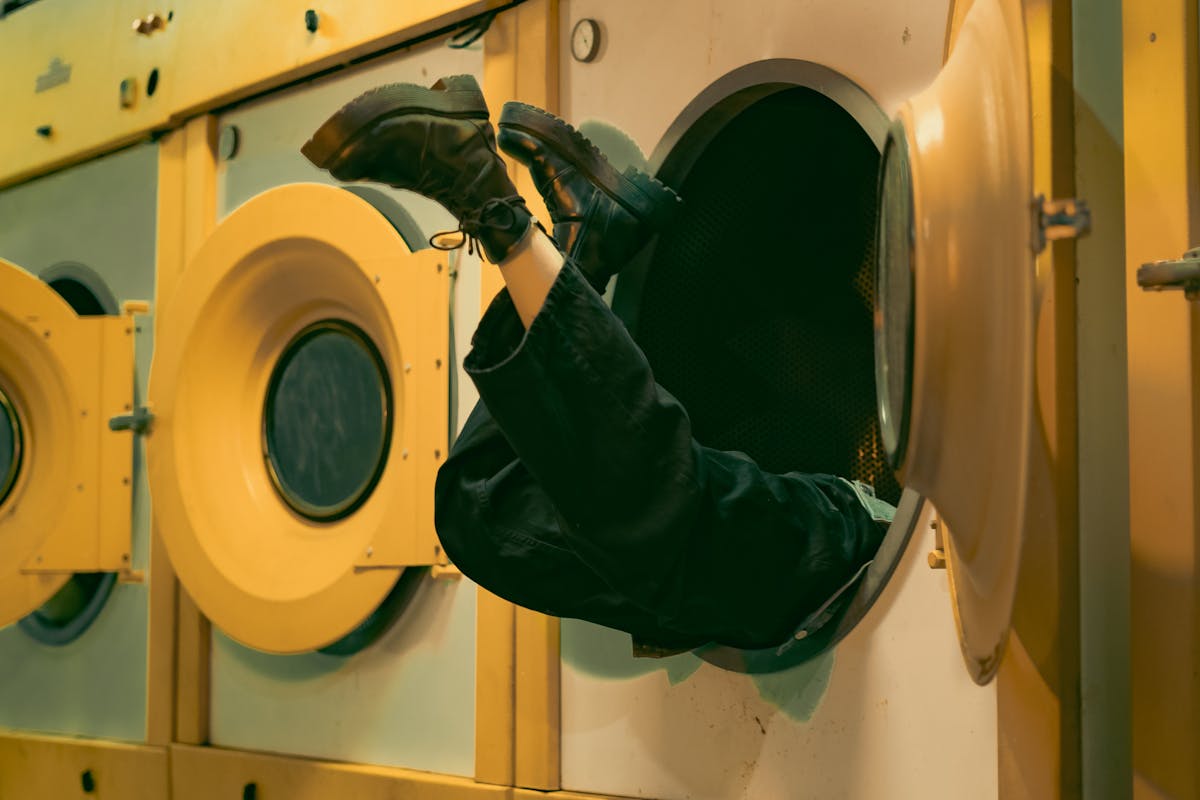 persona dentro asciugatrice