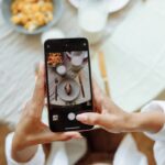 cellulare che sta per scattare foto a un piatto