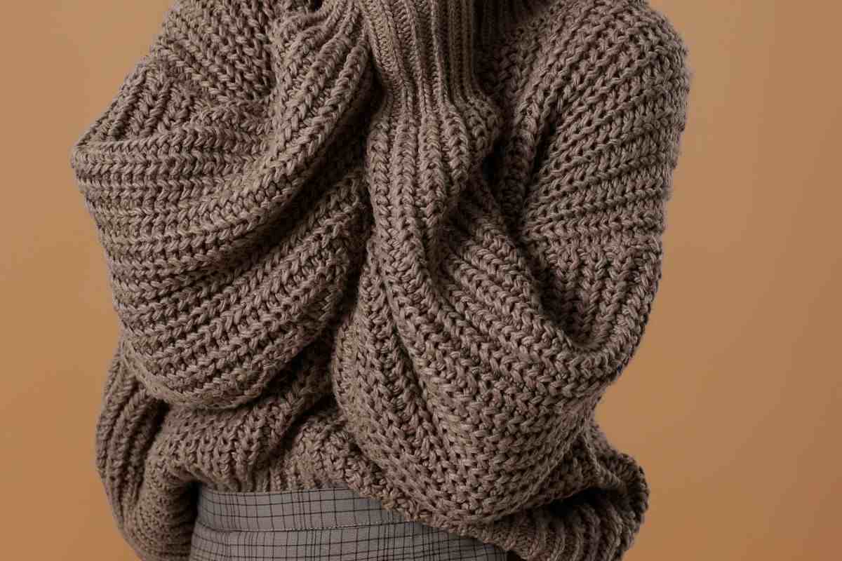 ragazza con maglione marrone