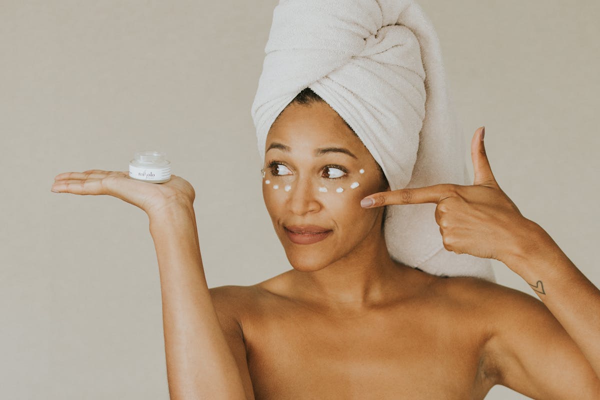 donna con crema contorno occhi