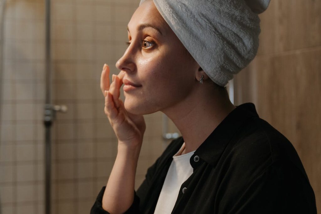 donna che mette crema viso