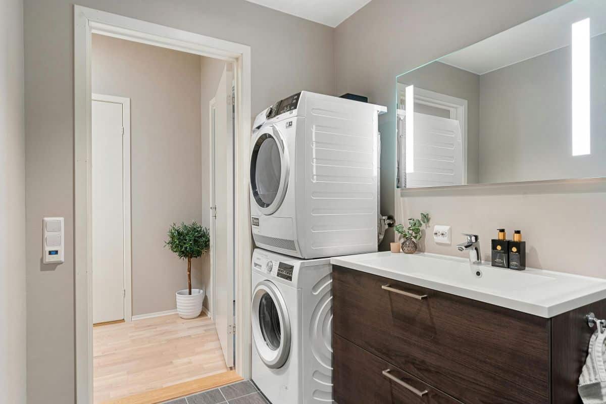 Bagno con colonna lavatrice e asciugatrice