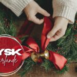 Donna che sistema ghirlanda