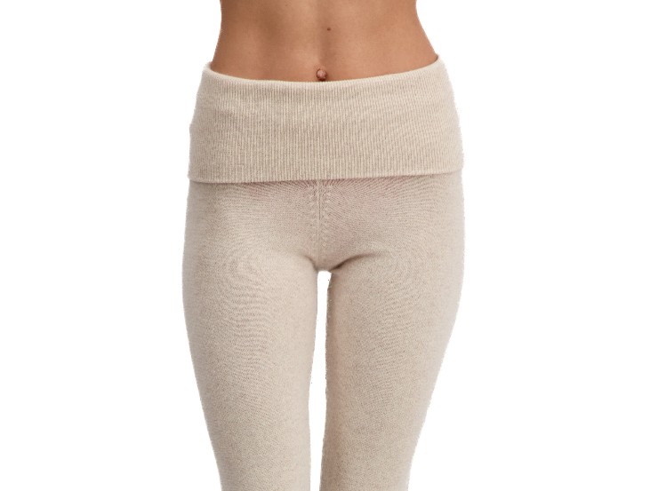 modella con leggings in cashmere