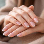 Primo piano di mani femminili ben curate