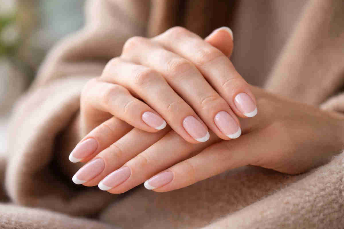 Primo piano di mani femminili ben curate