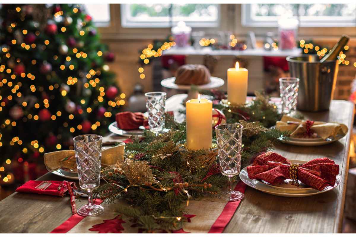 Tavola di legno addobbata per Natale