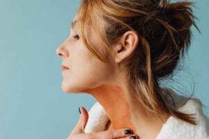 donna con trucco in faccia