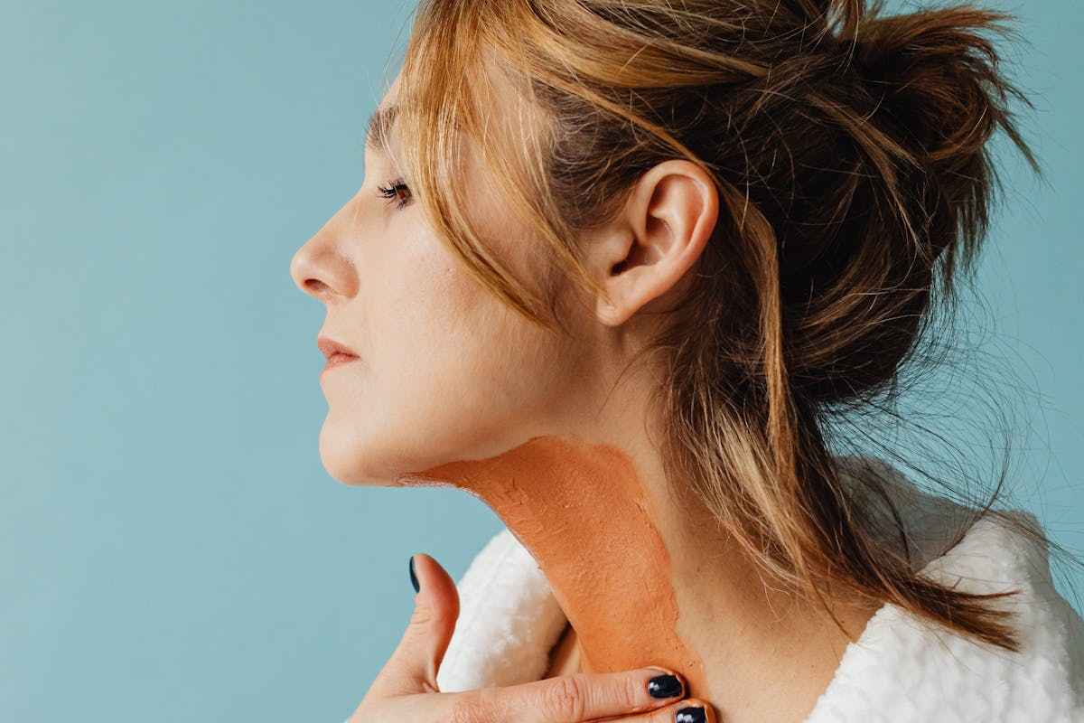 donna con trucco in faccia