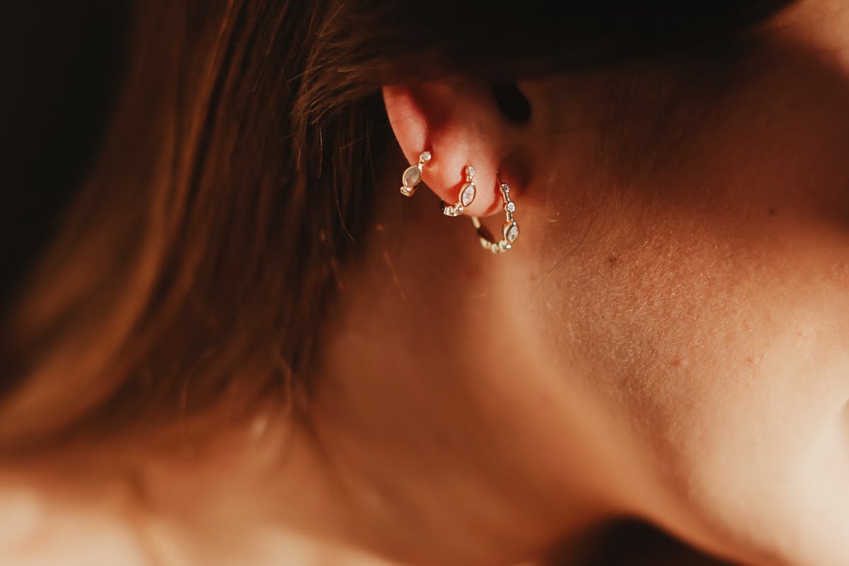 orecchini, tre su un orecchio