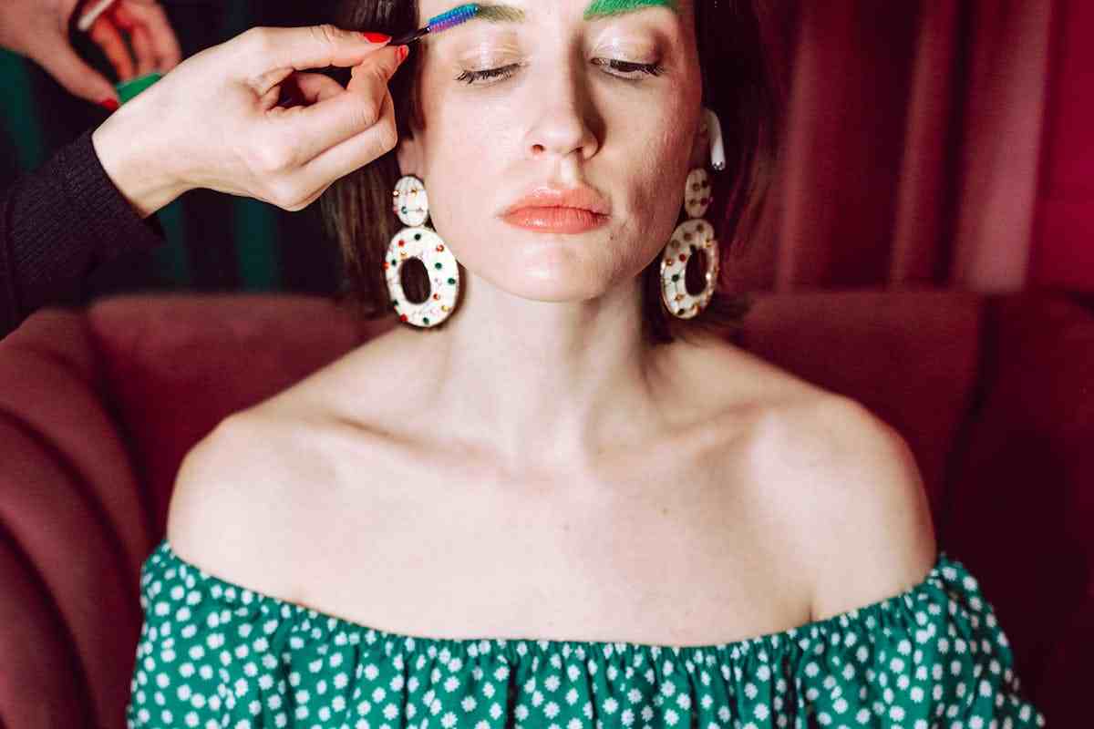 donna con orecchini grandi