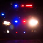 Auto della polizia a sirene accese di notte