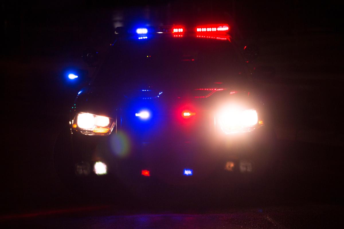 Auto della polizia a sirene accese di notte