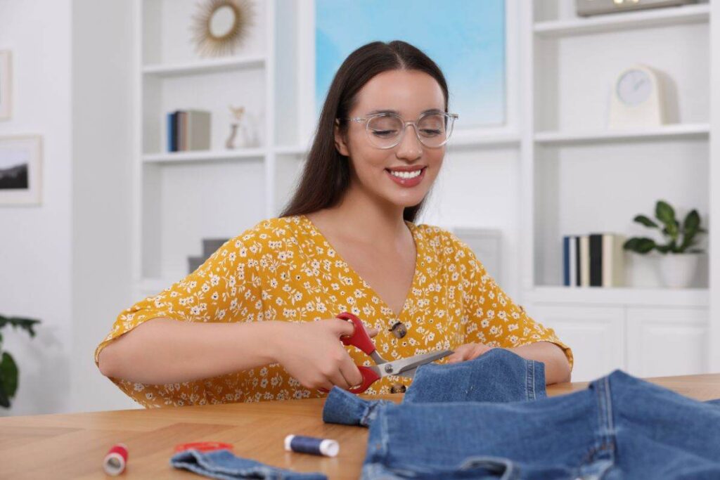 ragazza che accorcia i pantaloni