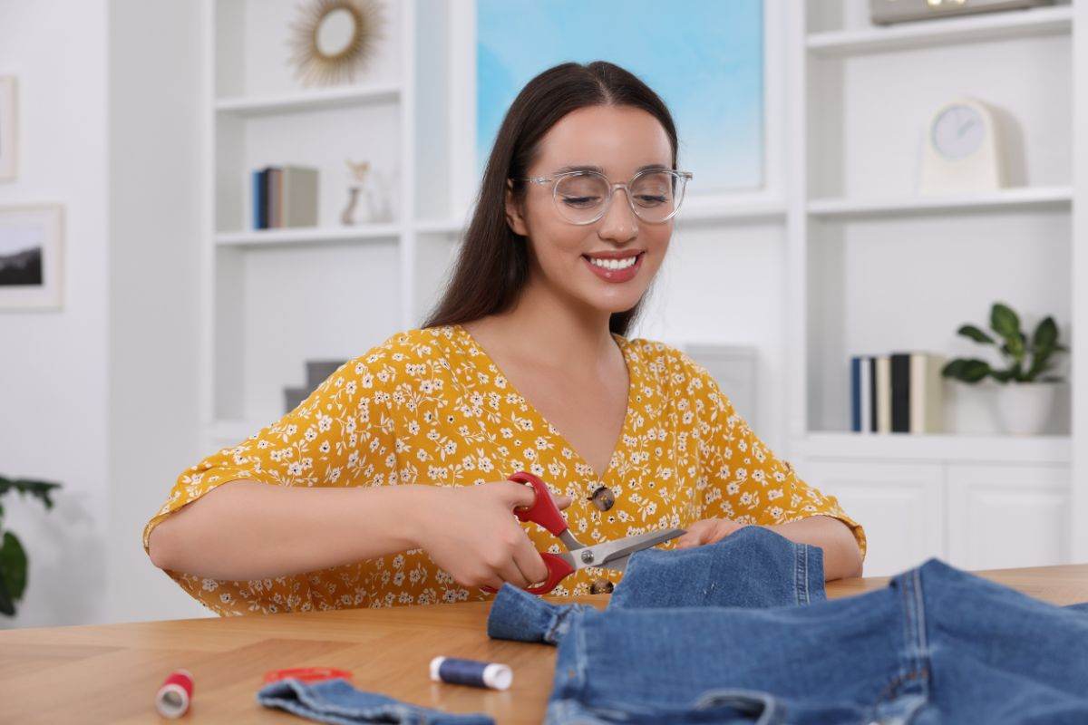 ragazza che accorcia i pantaloni