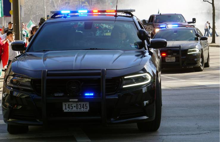 Auto della polizia in corsa