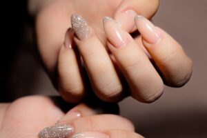 unghie nude con glitter