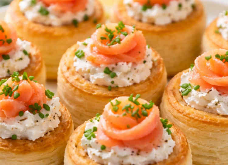 Primo piano su dei Vol-au-vent con il salmone affumicato