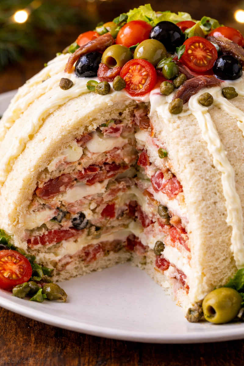 Zuccotto salato fatto con pancarrè su piatto bianco e sfondo natalizio