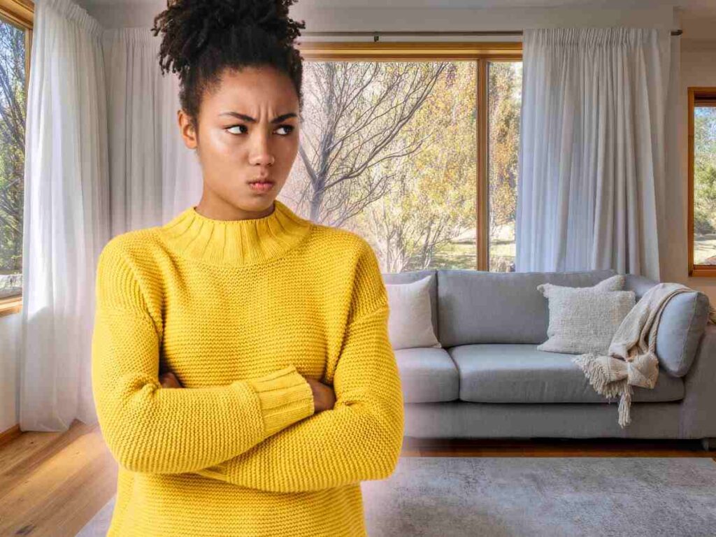 donna arrabbiata e salotto nello sfondo