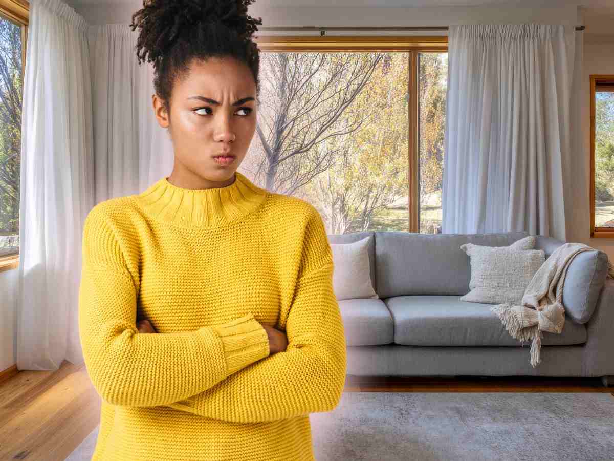 donna arrabbiata e salotto nello sfondo