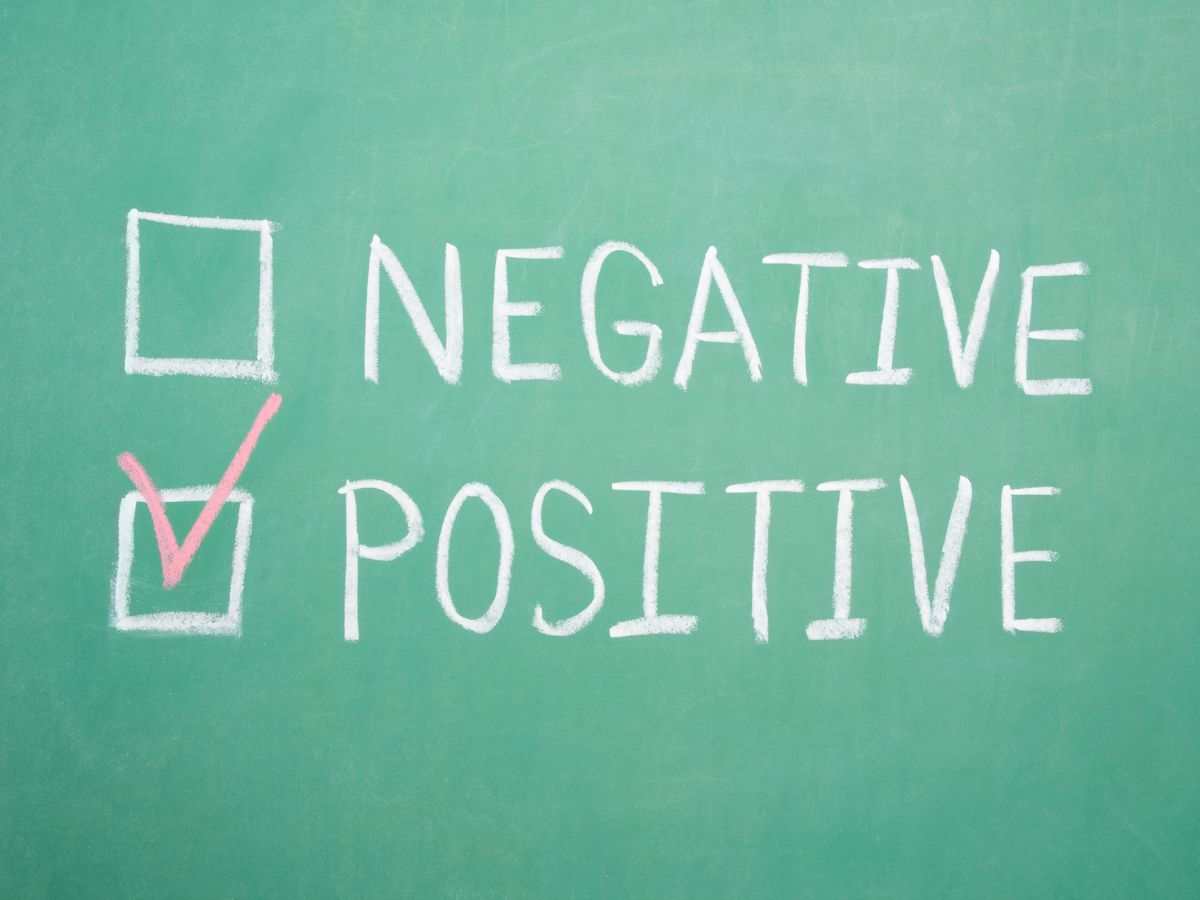 scritta in inglese con casell flag negative e positive