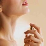 donna si spruzza il profumo