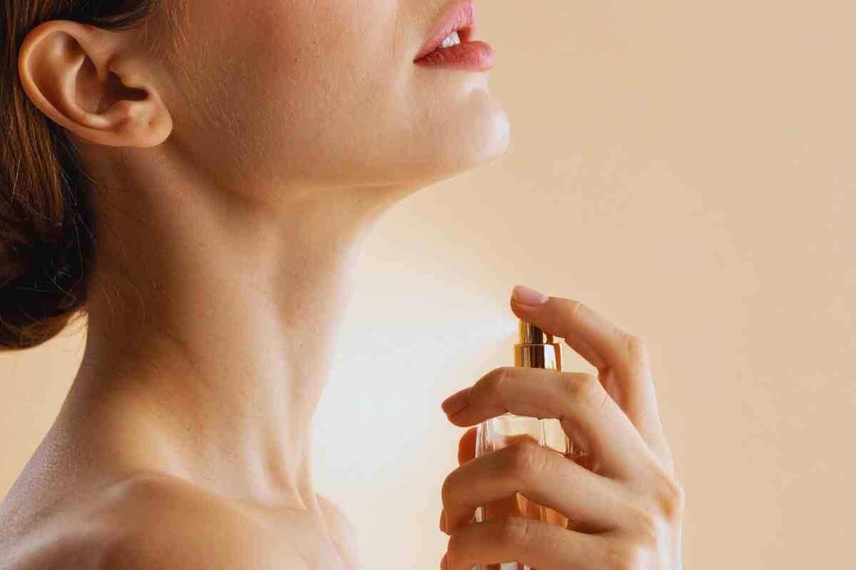 donna si spruzza il profumo