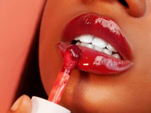 donna applica rossetto