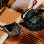 donna prepara tè cinese