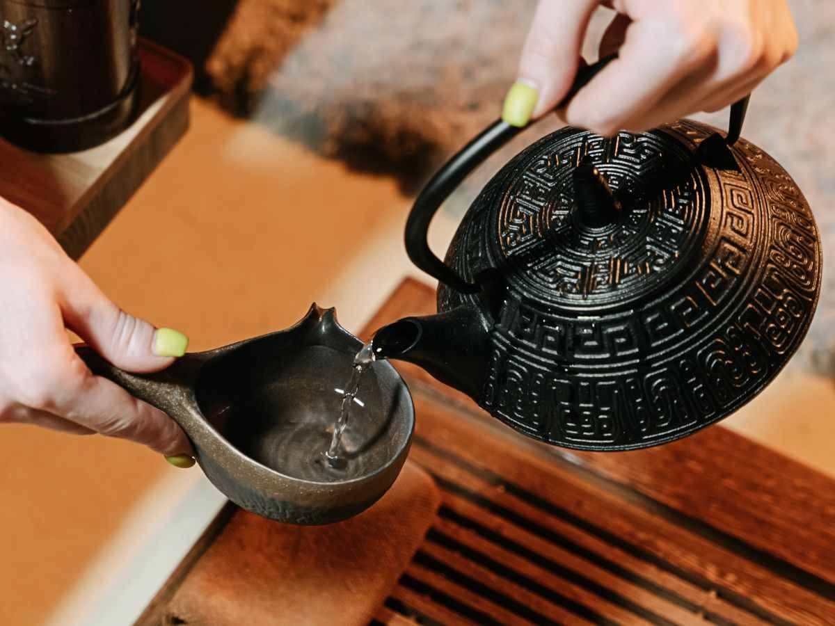 donna prepara tè cinese