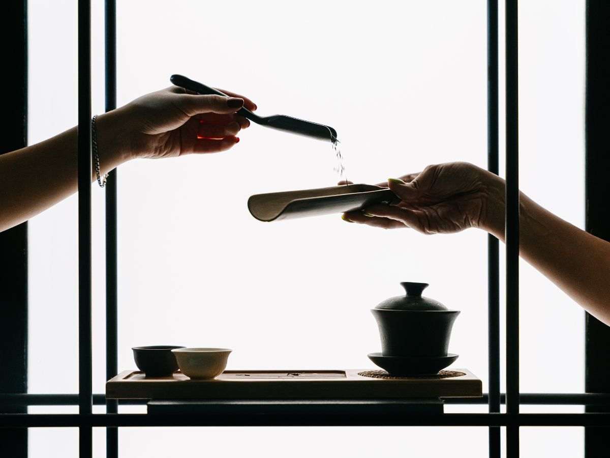 donne versano tè sfuso