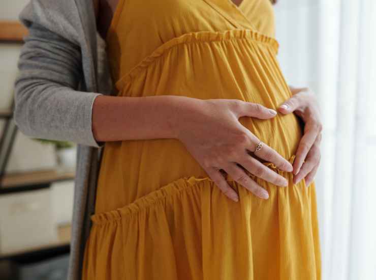 Incinta vestita con abito stile impero - Pourfemme.it