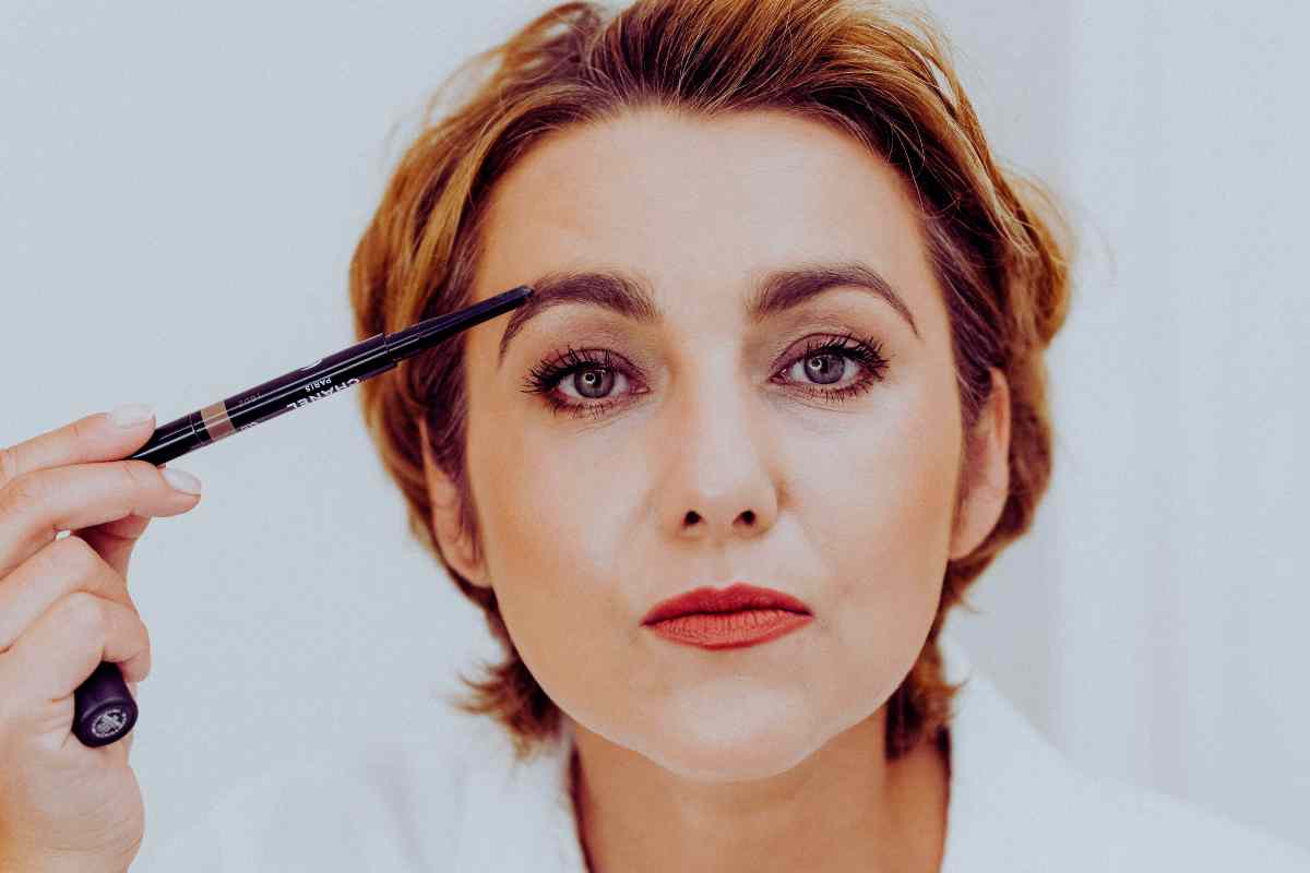 sopracciglia di una donna matura