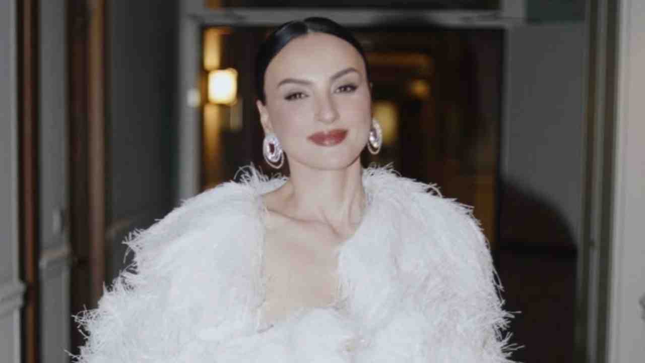 Blush effetto lifting di Arisa a Sanremo - Pourfemme.it (Fonte foto @arisamusic)