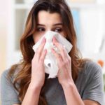 donna che starnutisce