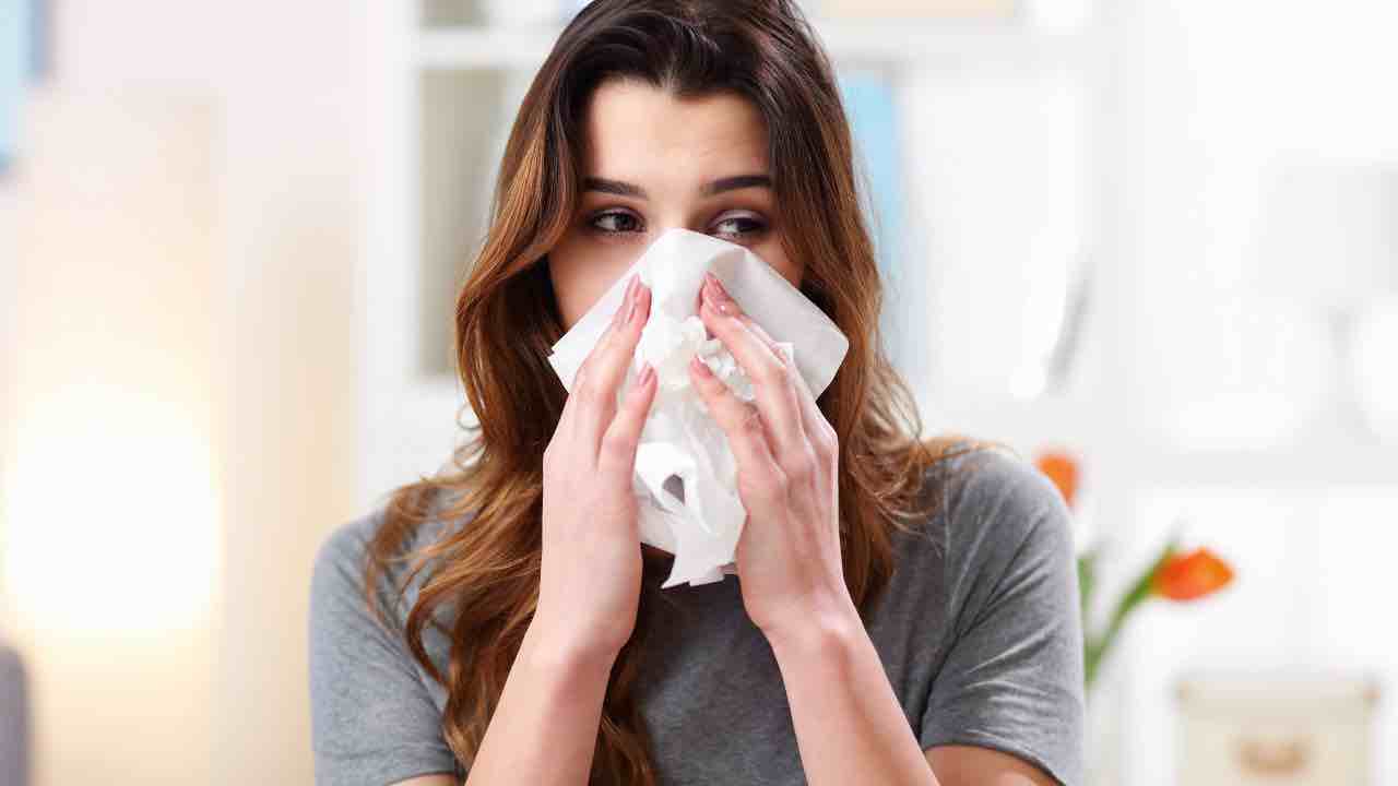 donna che starnutisce