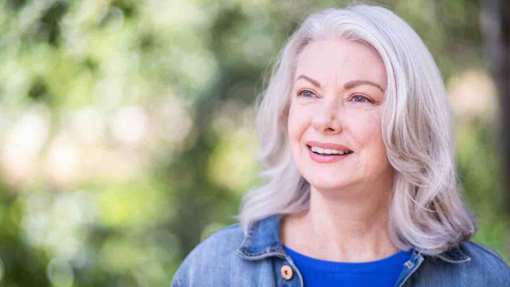 donna con capelli bianchi