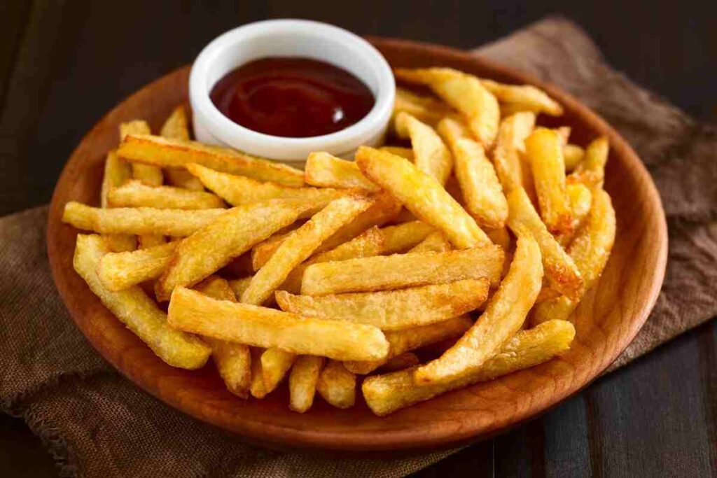 Patatine fritte più leggere senza perdere croccantezza: la nuova tecnica che unisce olio e microonde