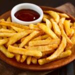 Patatine fritte più leggere senza perdere croccantezza: la nuova tecnica che unisce olio e microonde