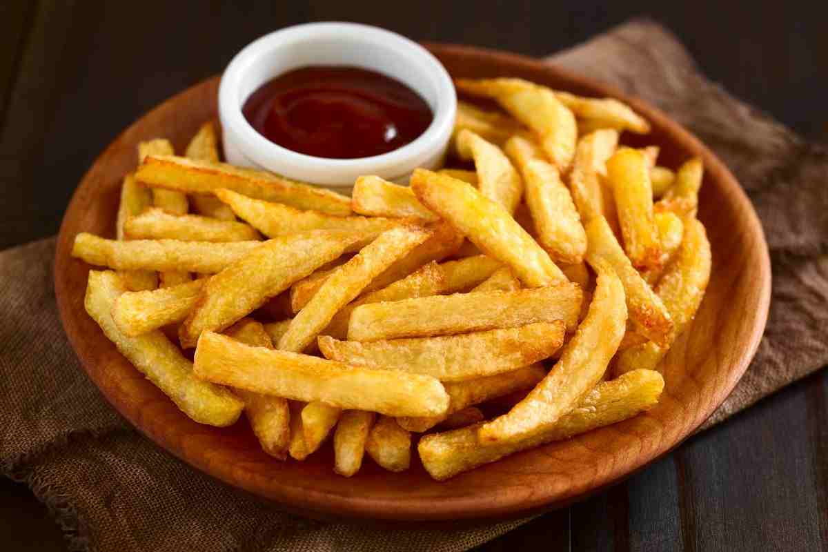 Patatine fritte più leggere senza perdere croccantezza: la nuova tecnica che unisce olio e microonde