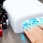 Beauty sotto controllo: cosa cambia davvero dal 1° maggio 2026 tra smalti, profumi e cosmetici