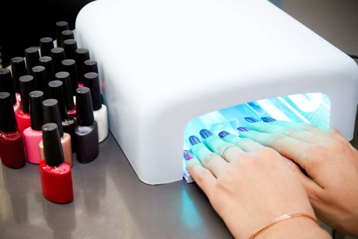 Beauty sotto controllo: cosa cambia davvero dal 1° maggio 2026 tra smalti, profumi e cosmetici