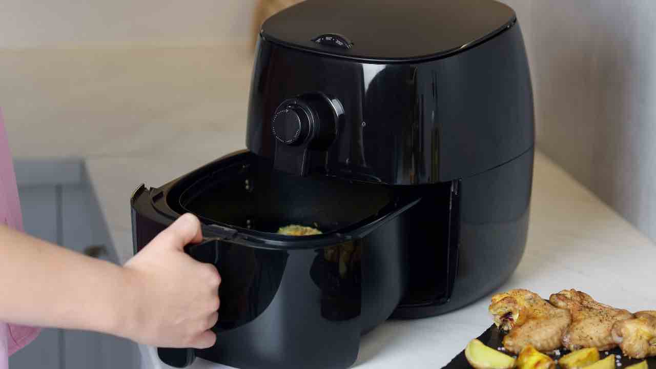 pulire la friggitrice ad aria
