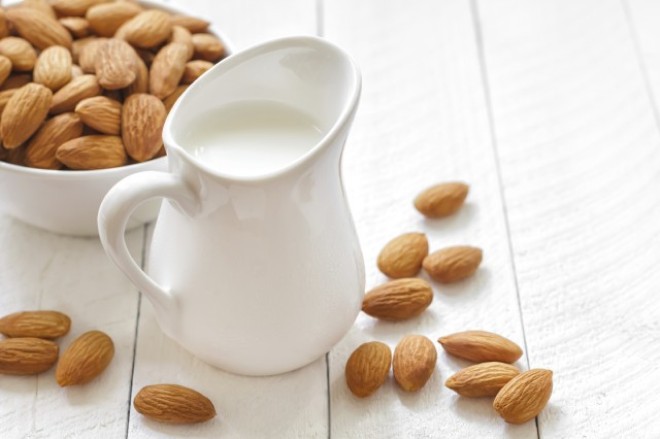 Come fare il latte di mandorle in casa